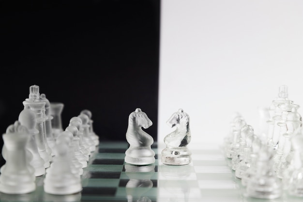 ボード上の透明なチェスの駒