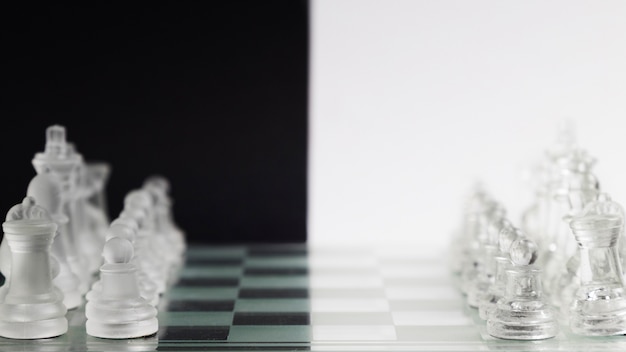 Foto gratuita pezzi di scacchi trasparenti a bordo