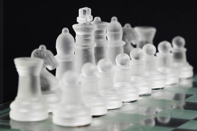 Прозрачные шахматные фигуры на борту