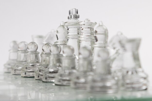 Прозрачные шахматные фигуры на борту