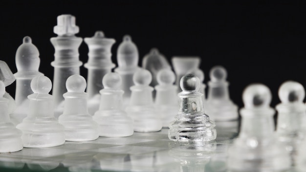 無料写真 ボード上の透明なチェスの駒