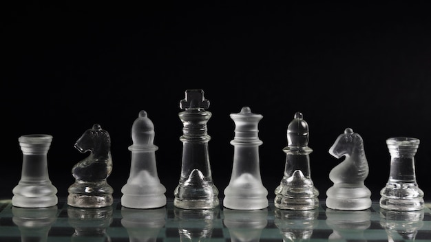Бесплатное фото Прозрачные шахматные фигуры на борту