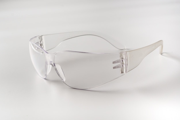 Прозрачные очки для лабораторных целей на белом