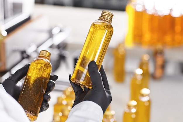 Прозрачные пластиковые бутылки, наполненные желтым веществом