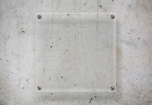 Прозрачная пластина на бетонной поверхности