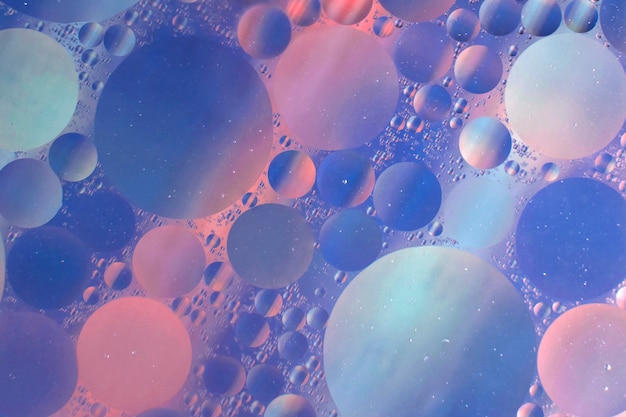Бесплатное фото Прозрачные пузыри воды на цветном фоне