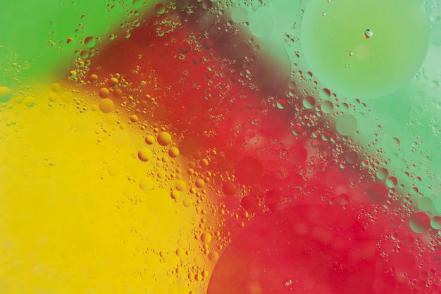 빨간색 위에 투명한 물방울; 노란색과 녹색 배경