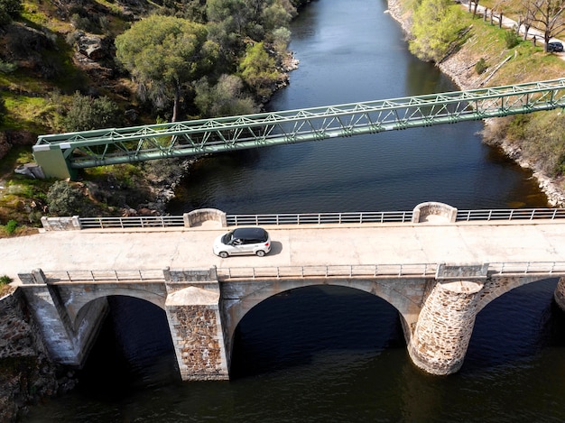 Бесплатное фото Транспортная концепция с автомобилем на мосту