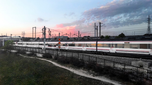 Foto gratuita concetto di trasporto con treno veloce