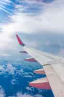 Бесплатное фото Транспорт летать облака струи летать