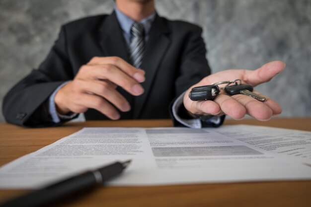 Free photo transportation and ownership concept - customer and salesman with car key