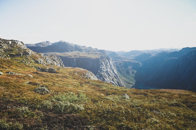 Free photo travel around norwegian national park at autumn season, hiking in mountains.