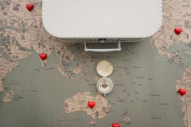 Путешествия фон с компасом, чемодан и карта мира