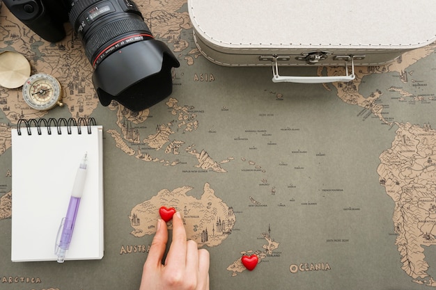 Foto gratuita sfondo di viaggio con la mano mettendo un cuore in australia