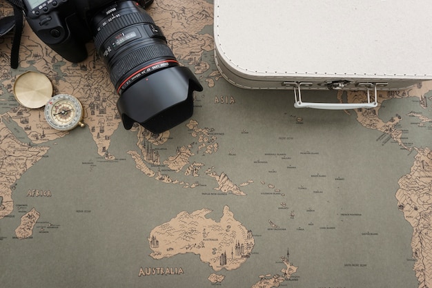 無料写真 スーツケース、カメラとコンパスと旅行の背景