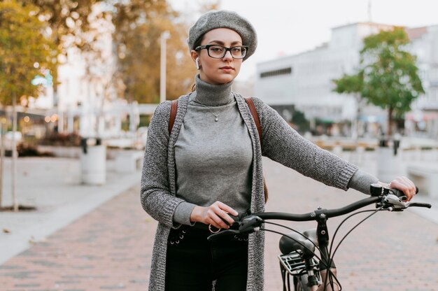 自転車の正面図で都会の生活を旅する