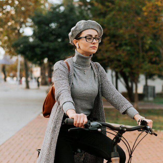 自転車のミディアムショットで都会の生活を旅する