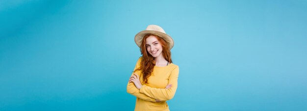 Концепция путешествия крупным планом портрет молодой красивой привлекательной рыжеволосой девушки в модной шляпе и солнцезащитных очках