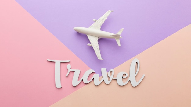 白い飛行機と旅行の概念