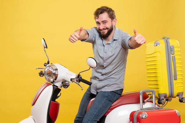 motocycle에 앉아서 노란색에 확인 제스처를 만드는 젊은 미소 행복 수염 난된 남자와 여행 개념