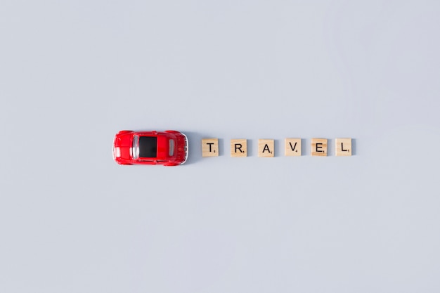 Lettere di viaggio e auto giocattolo