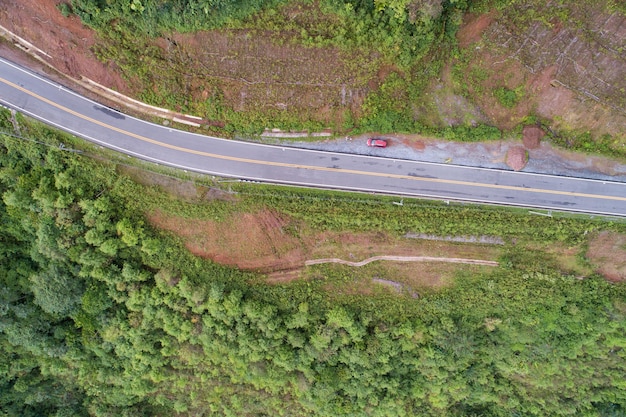 산까지의 봄 조감도 도로 곡선 건설에서 구릉 도로 여행 무인 항공기 카메라의 놀라운 하향식 이미지 프리미엄 사진