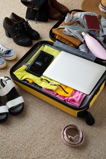 Foto gratuita valigia da viaggio e imballaggio dei preparativi
