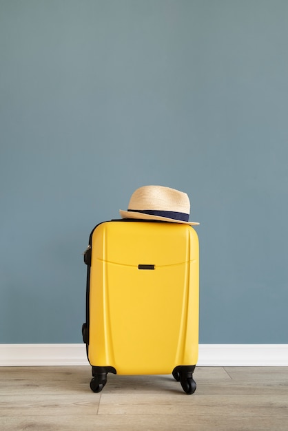 Foto gratuita valigia da viaggio e imballaggio dei preparativi