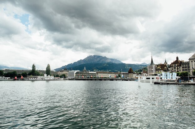 スイスでの旅行。ルツェルン、都市と山の湖の美しい眺め。観光