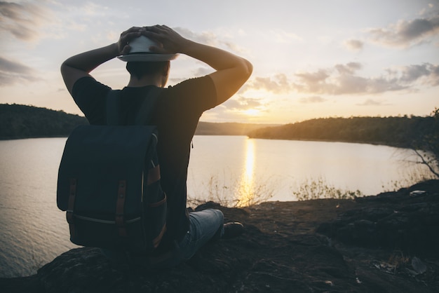 無料写真 夕暮れ時の旅行若い男