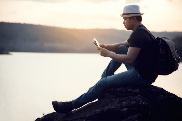 夕暮れ時の旅行若い男