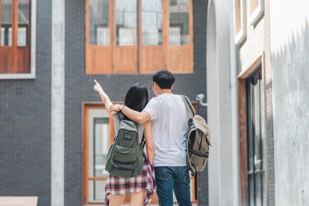 中国、北京、中華街で歩いて元気な若い10代のカップルで幸せな旅を感じている旅行者アジアバックパッカーカップル。