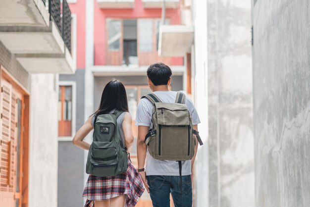 베이징, 중국, 차이나 타운에서 걷고 명랑 한 젊은 십 대 커플 여행 행복 여행 아시아 배낭 커플.