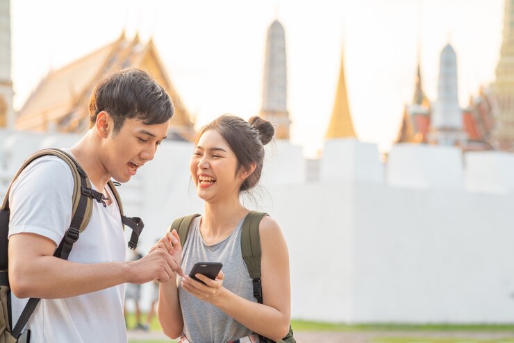 無料Photo タイ、バンコクのロケーションマップ上の旅行者アジアカップル方向