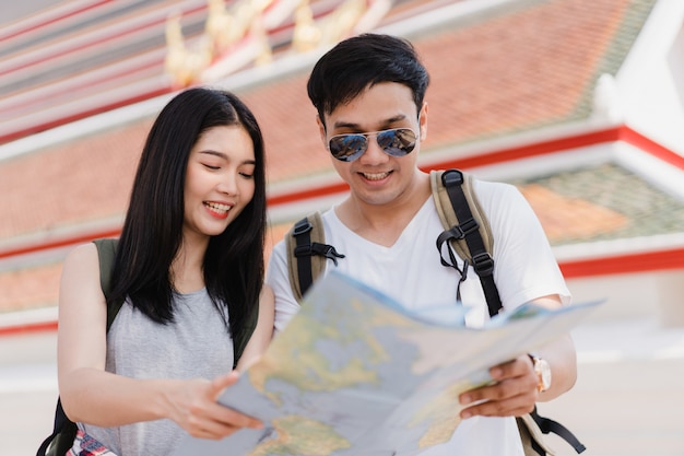 Направление азиатской пары путешественника на карте местоположения в Бангкоке, Таиланде