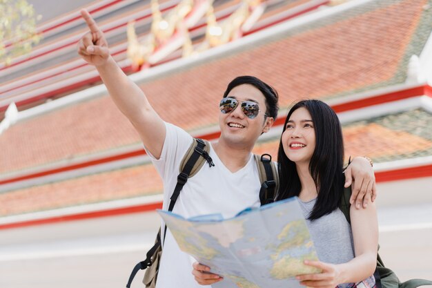 방콕, 태국에서 위치지도에 여행자 아시아 부부 방향