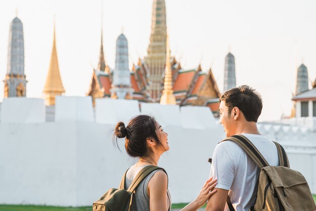 여행자 아시아 부부 여행 및 방콕, 태국에서 걷기