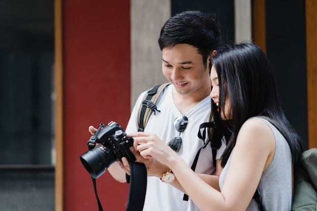 베이징, 중국에서 휴가 여행을하면서 사진을 찍기 위해 카메라를 사용하는 여행자 아시아 부부