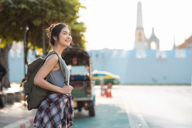 Путешественник Азиатская женщина, путешествуя и гуляя в Бангкоке, Таиланд