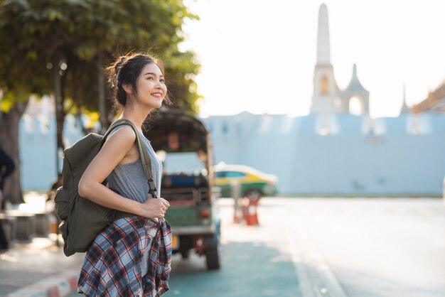 旅行者アジアの女性旅行、バンコク、タイの散歩