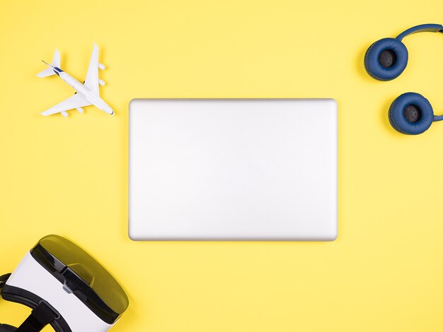 노란색 책상, VR, 헤드폰에 여행자 비즈니스 맨 개념 이미지