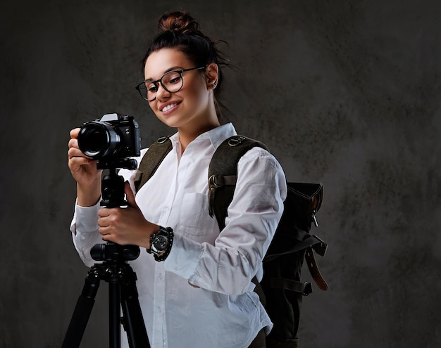 삼각대에 디지털 카메라로 사진을 찍는 여행자 여성.