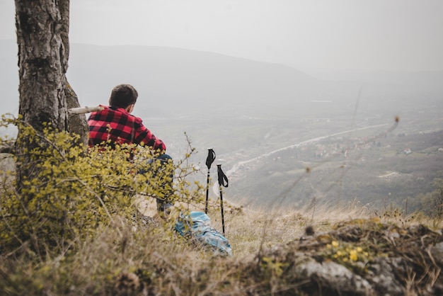 Foto gratuita viaggiatore riposando e godendo le viste