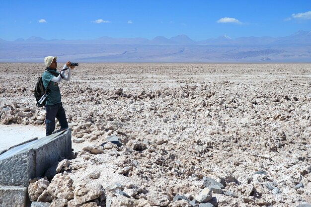 チリ​の​標高​2305​m​で​アタカマ​塩原​の​塩原​の​写真​を​撮る​旅行者