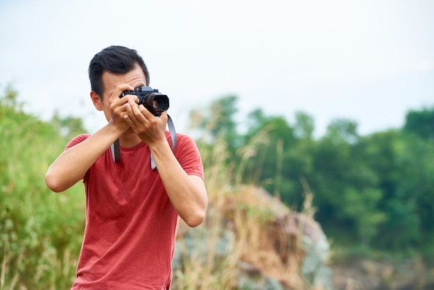 旅行者が写真を撮る