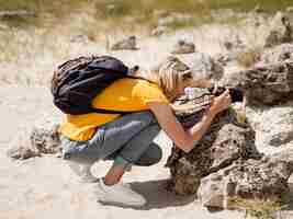 Foto gratuita viaggiatore che scatta foto