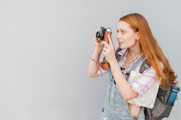 Foto di cattura del viaggiatore con la vecchia macchina fotografica