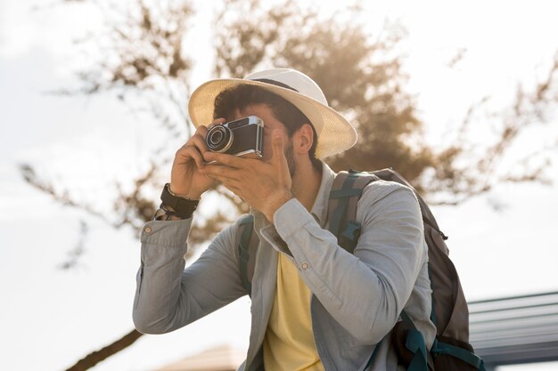 カメラで写真を撮る旅行者