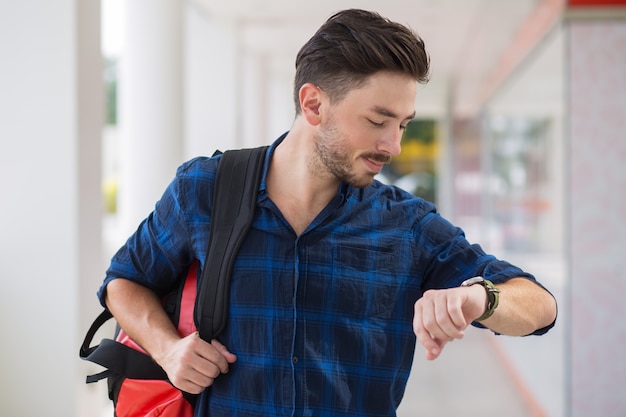 旅行者がバックパックを着てウォッチを見る