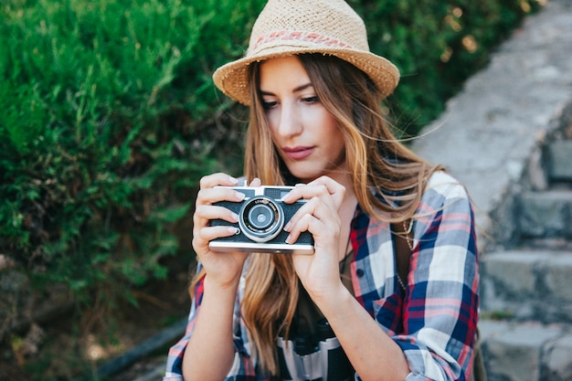 Viaggiatore con una macchina fotografica nel parco